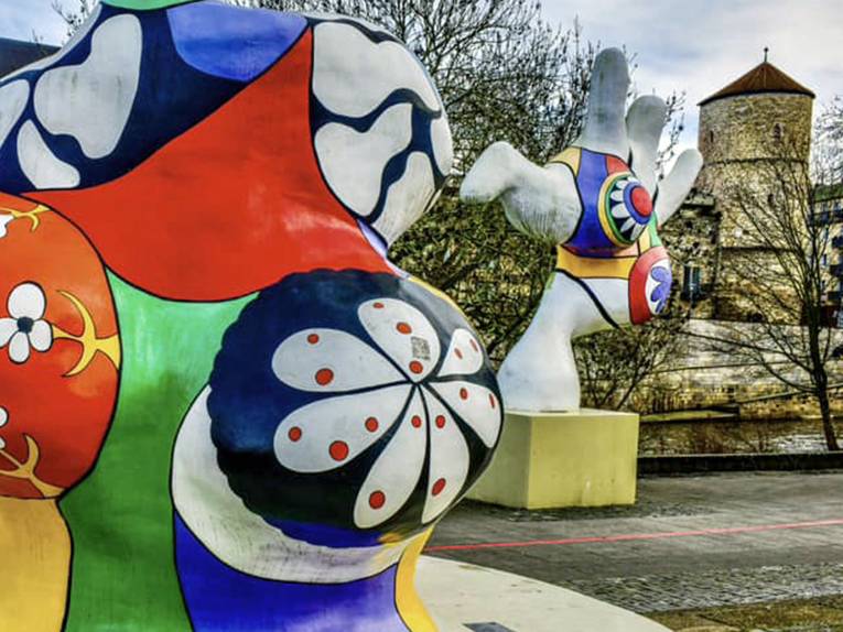 Zwei der bunten Nana-Plastiken am Leineufer in Hannover.